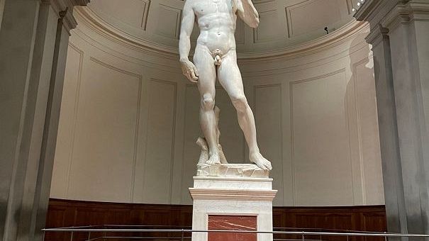 Prof licenziata perché fa una lezione sul David di Michelangelo