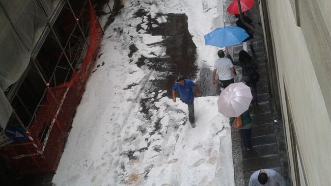 Maltempo a Firenze, la grandinata sembra neve - Foto -