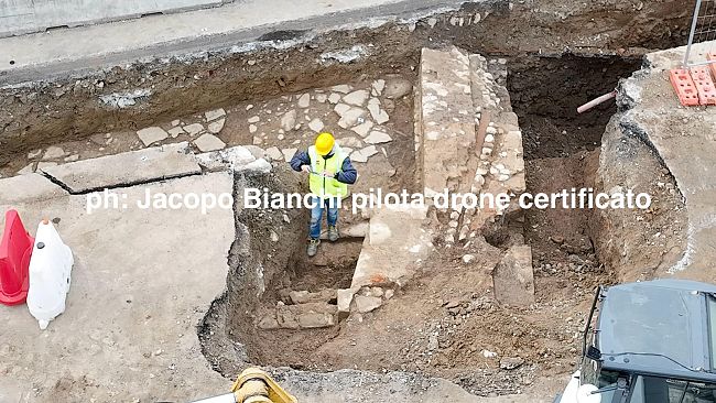 Scavi archeologici in piazza Beccaria, le foto di oggi 