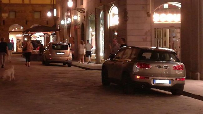 Sosta, in arrivo nuovi cartelli e strisce gialle