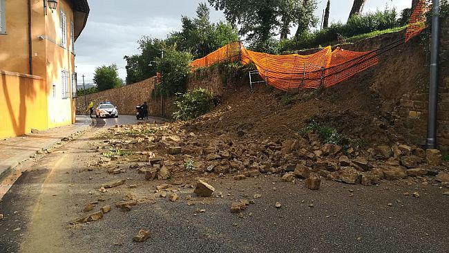 Traffico in tilt al Galluzzo per i cantieri e il crollo di un muro in via Torre del Gallo