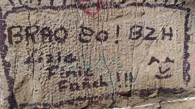 Turista di 60 anni scrive con un pennarello sul Ponte Vecchio