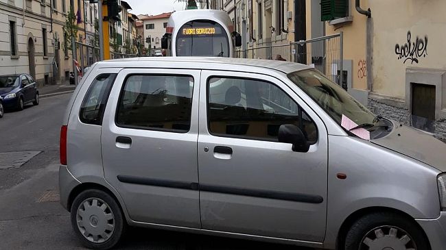 Tramvia: prova interrotta per automobili in sosta sui binari