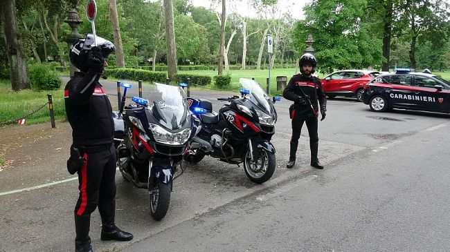 Droga al Parco delle Cascine: Carabinieri circondati durante un controllo