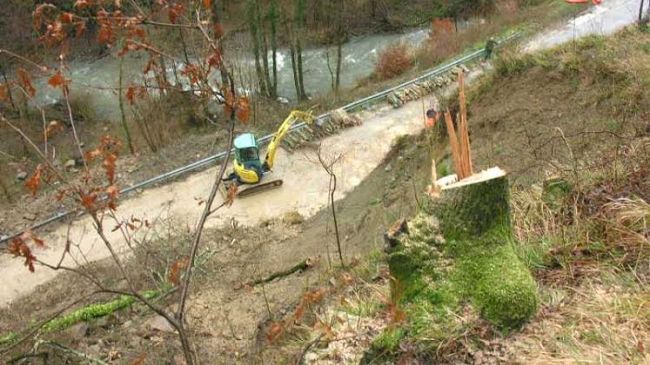Prato, frana la provinciale: strada chiusa e la terra si muove ancora
