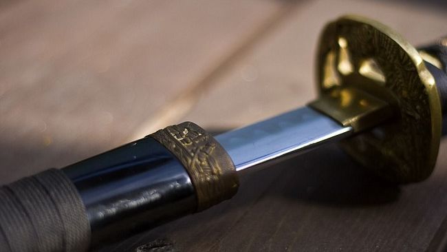 Lite condominiale con un pensionato degenera tra spade e pugnali ninja