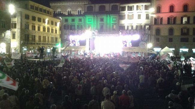 Firenze: in migliaia ieri sera in Piazza della Signoria