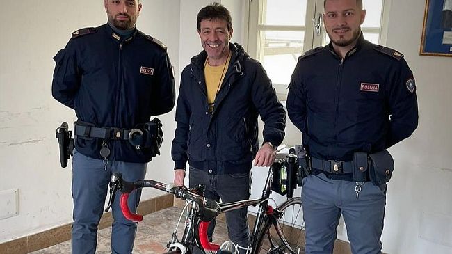 Bici rubata di ingente valore nascosta in una siepe
