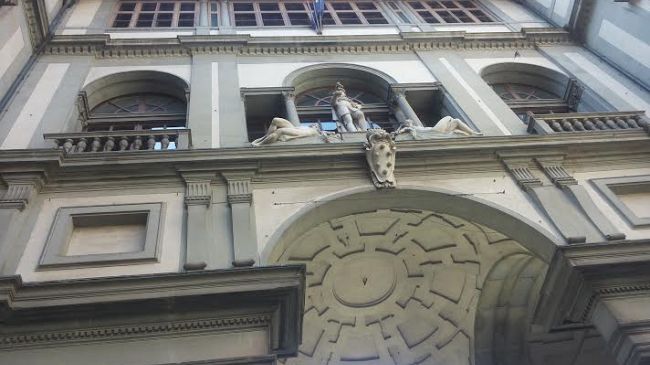 Borseggiatore nel piazzale degli Uffizi: turista si accorge del furto