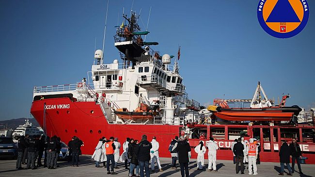 Le foto dell'arrivo della Ocean Viking nel porto di Carrara