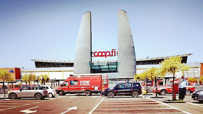 Ponte a Greve ore 12: dal tetto della Coop non esce più fumo