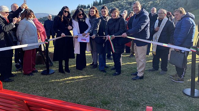 Fiesole inaugura la prima panchina rossa in area privata