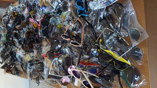 Sul mare della Toscana: sequestrati occhiali da sole contraffatti