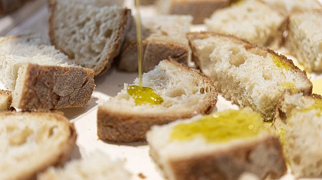 Alimentari: i rincari maggiori per olio di semi, burro, latte e pane
