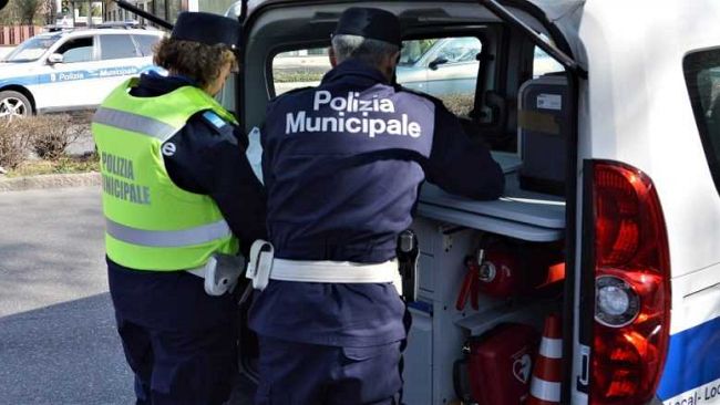 Telefonino alla guida, 11 patenti ritirate a Firenze