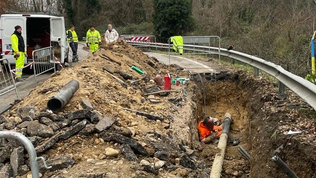 Tubazione gas tranciata durante i lavori di scavo per la fibra ottica
