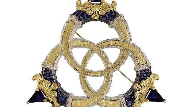 Sfilata Dolce & Gabbana: in passerella la spilla di Paolo Penko