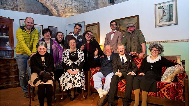 Ridere nel ricordo: in scena la Compagnia teatrale di Carla