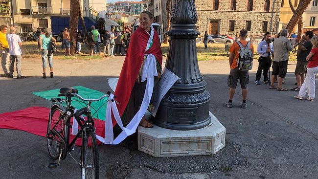 Piazza della Vittoria: i cittadini bloccano gli operai e rinviano l'abbattimento degli alberi