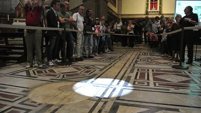 Firenze: il passaggio del sole nello gnomone del Duomo