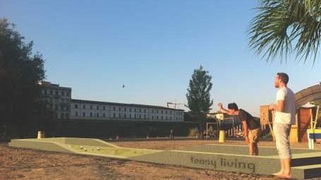 La nuova moda vip: giocare a bocce in riva al fiume