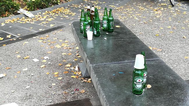 Stop all'alcol e ai contenitori in vetro e lattine