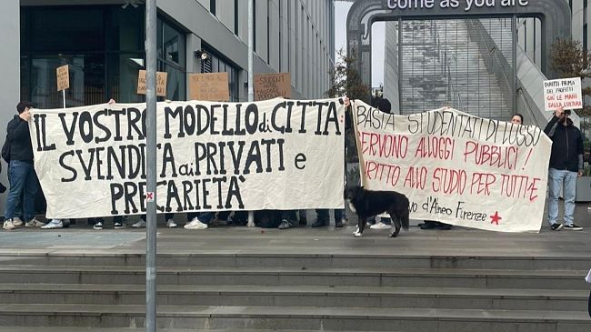 Presidio davanti a The Social Hub