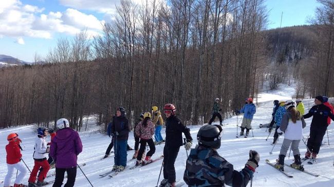 Sabato sulla neve, discese e passeggiate con le ciaspole al chiaro di luna