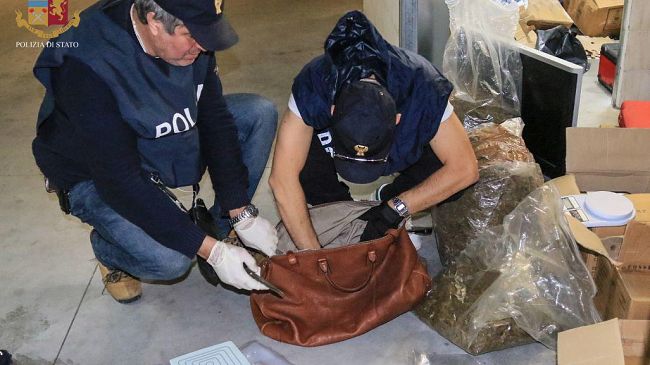 Blitz della polizia in un parcheggio sotterraneo a Novoli