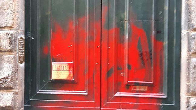 Vandali a Firenze, sfregio a una agenzia di affitti turistici 