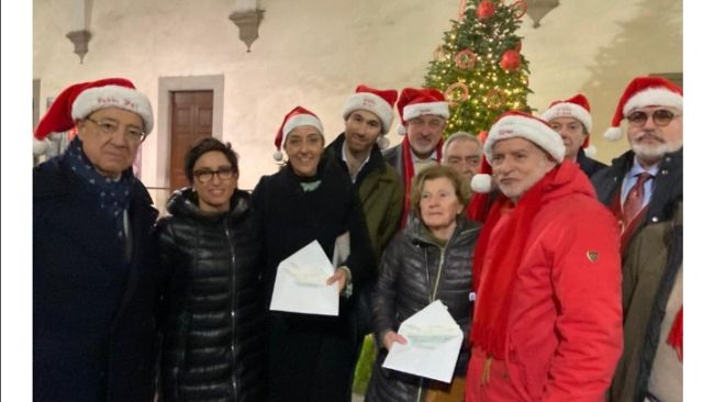 Assegni della Compagnia di Babbo natale per i più poveri 