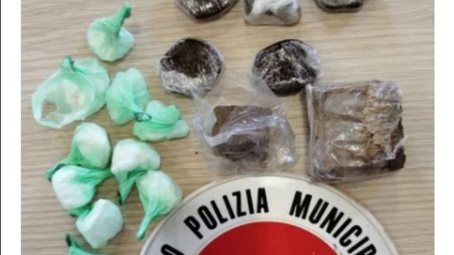 Droga in zona Fortezza, i cani dei vigili fiutano roba