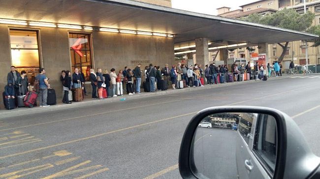 Aspettando Autobus e Taxi, ponti di lunghe code a Firenze