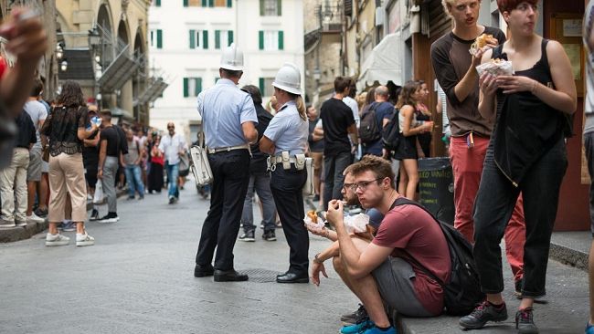 Vivibilità e decoro: torna il divieto di consumazione in via dei Neri
