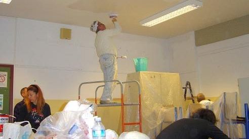Si improvvisano imbianchini per dipingere le aule dei figli