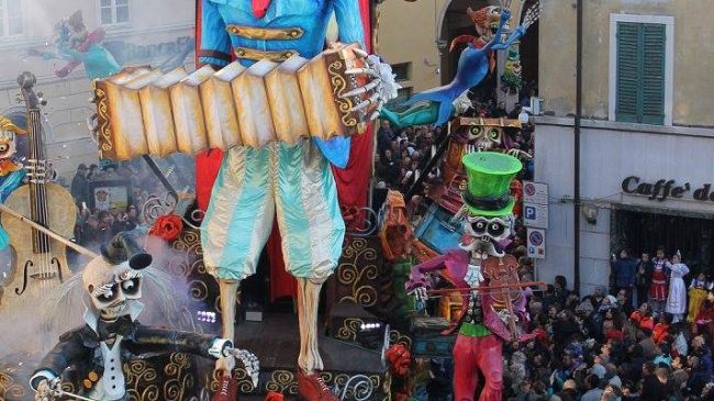 Il Jova Beach Party al Carnevale di Viareggio