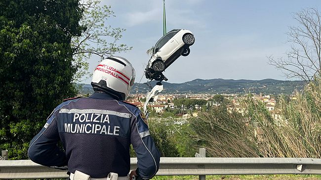 Vola di sotto dal Viadotto Marco Polo: lascia l'auto e torna a casa