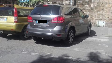 Il Sindaco Nardella parcheggia sulle strisce e sullo scivolo per disabili