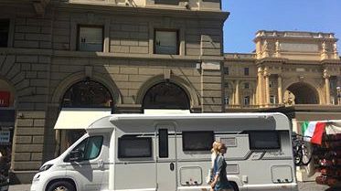 Parcheggiano camper vicino a piazza della Repubblica: turisti inglesi multati