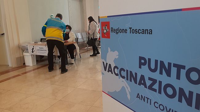 Vaccinazioni senza prenotazione: i primi numeri toscani