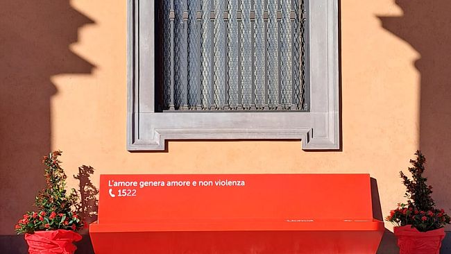 Una nuova panchina rossa a Firenze contro la violenza sulle donne