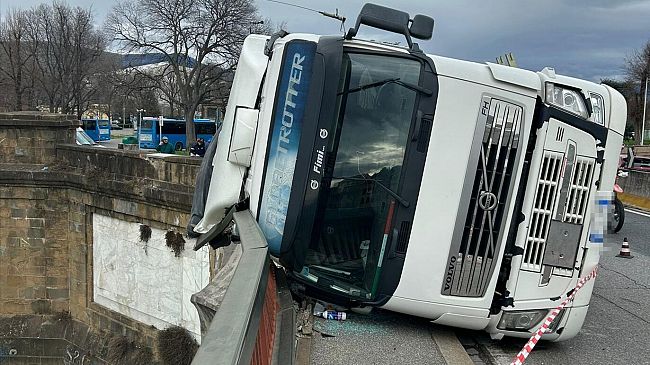 Ponte alla Vittoria: tir si inclina e si adagia sulla spalletta