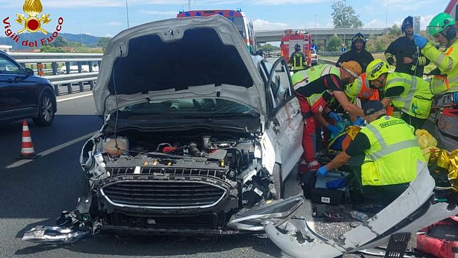 Lucca: vettura con cinque persone a bordo si ribalta