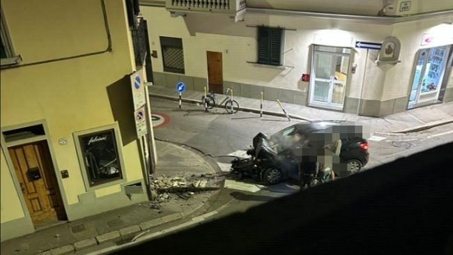 Schianto di notte al Galluzzo, alcune foto