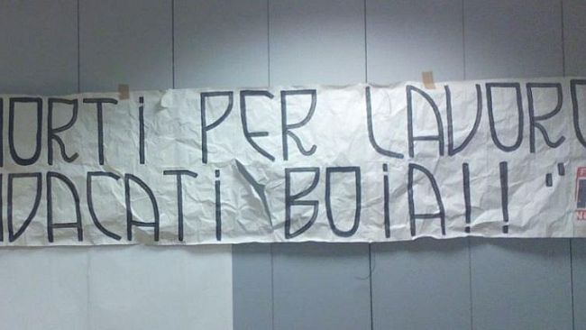 Striscione alla Cisl Toscana di Siena: Non ci lasciamo intimidire 