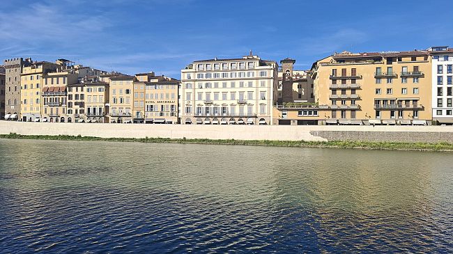 Stella: 'Un muro bianco su lungarno Acciaiuoli'