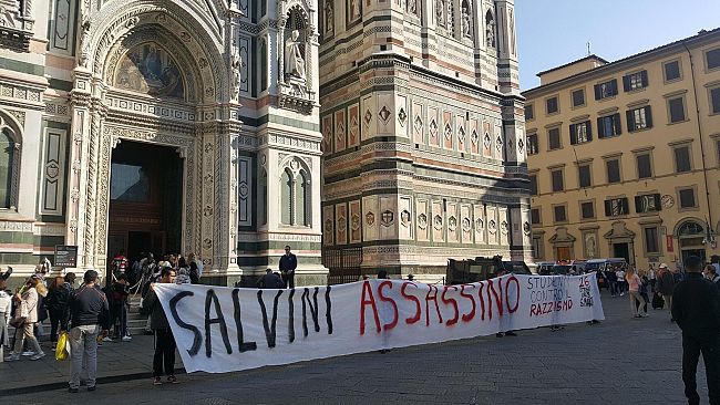 A Firenze striscione contro il ministro Salvini: 
