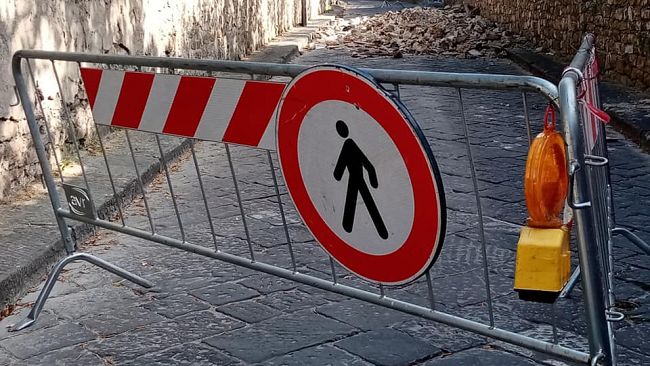 Cede muro in via Benedetto Fortini, cambia la viabilità