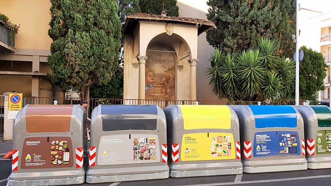 Cassonetti davanti al tabernacolo del Cinquecento