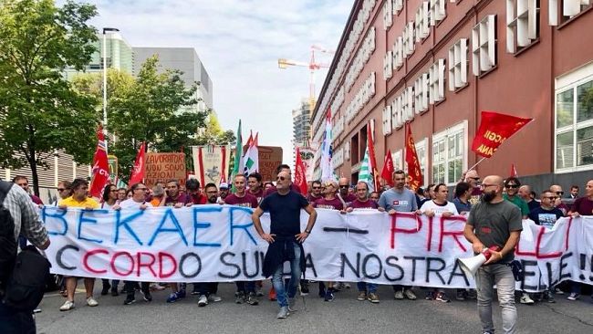 Presidio dei lavoratori Bekaert di Figline sotto la sede di Pirelli a Milano